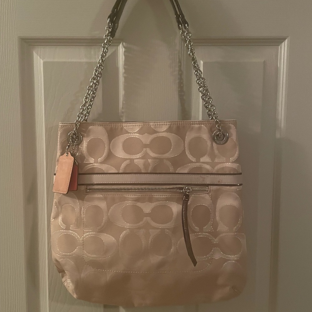 Coach shoulder bag in tan.
